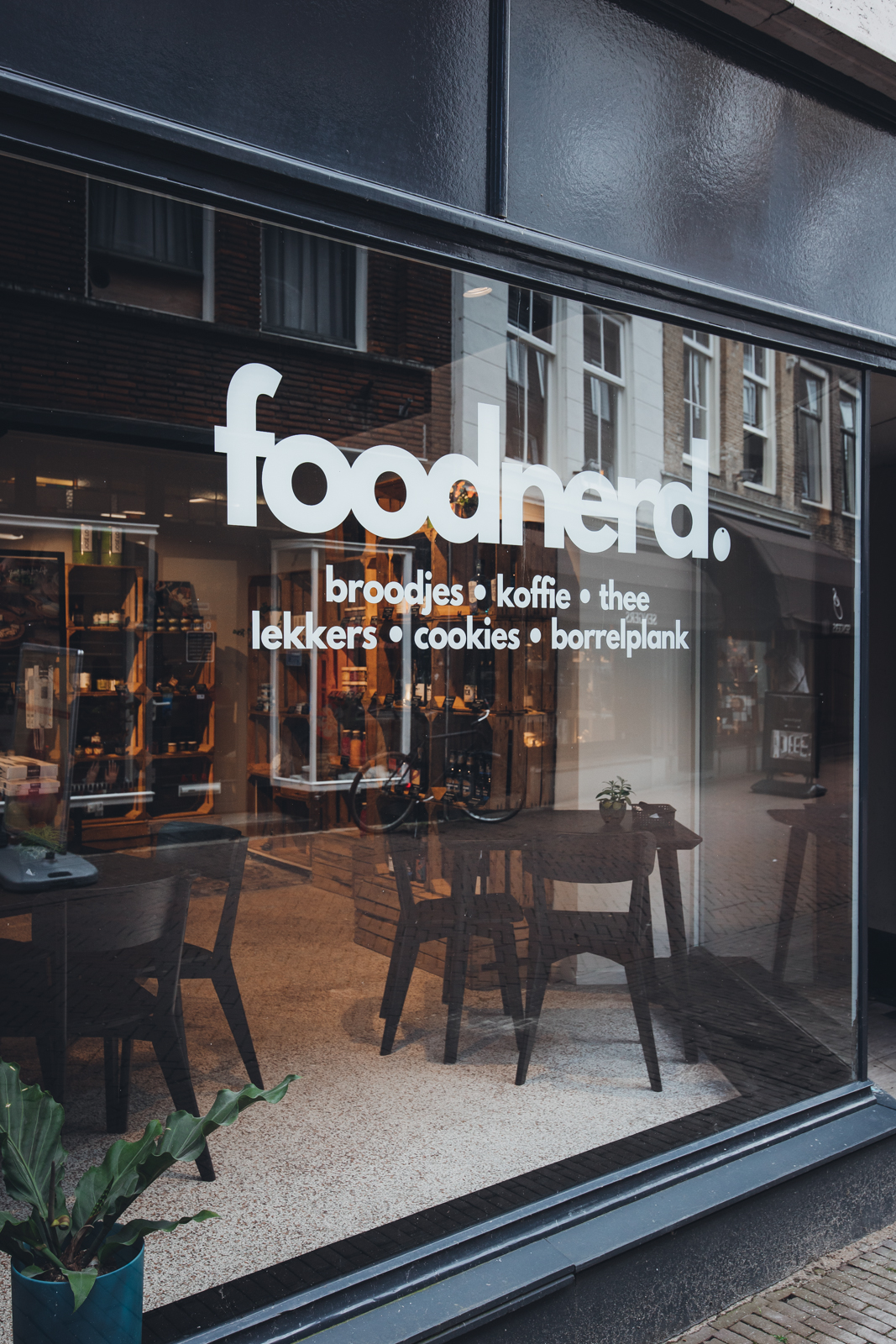Zicht op de etalage van FoodNerd