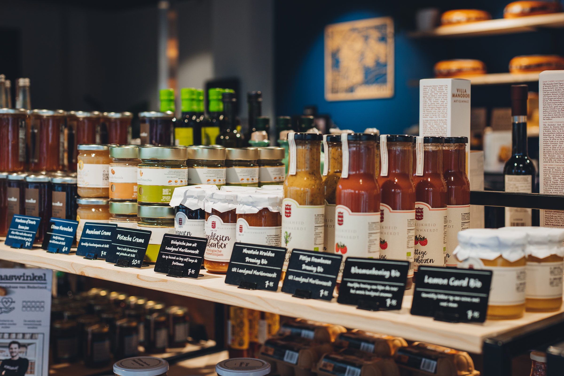 Presentatie van delicatessen in potjes